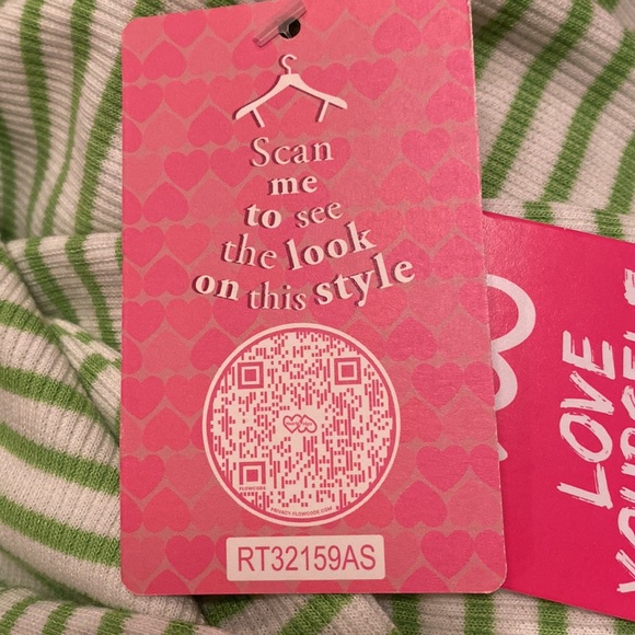 Heart Hips Short Sleeve Crop Top - Picture 5 of 6